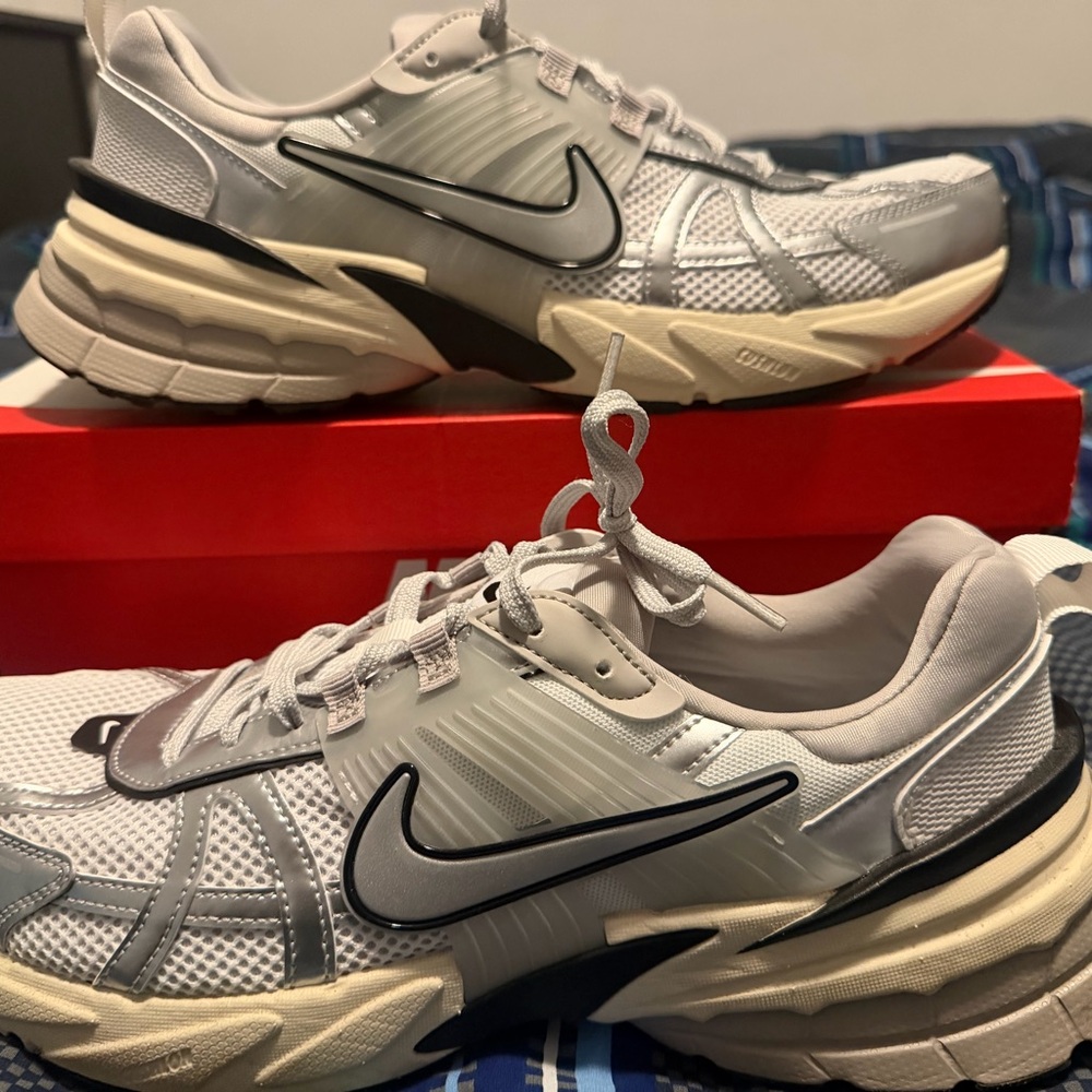 Nike Men’s Silver and White Mesh Trainer Sneakers - Picture 5 of 8